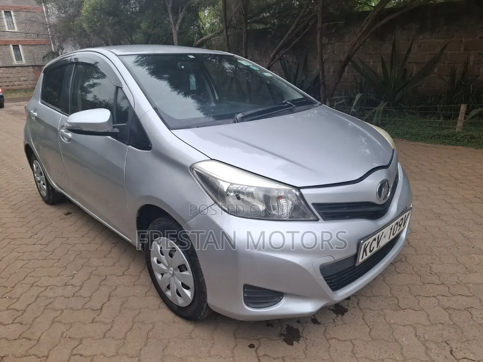 Toyota Vitz 2012 Silver
