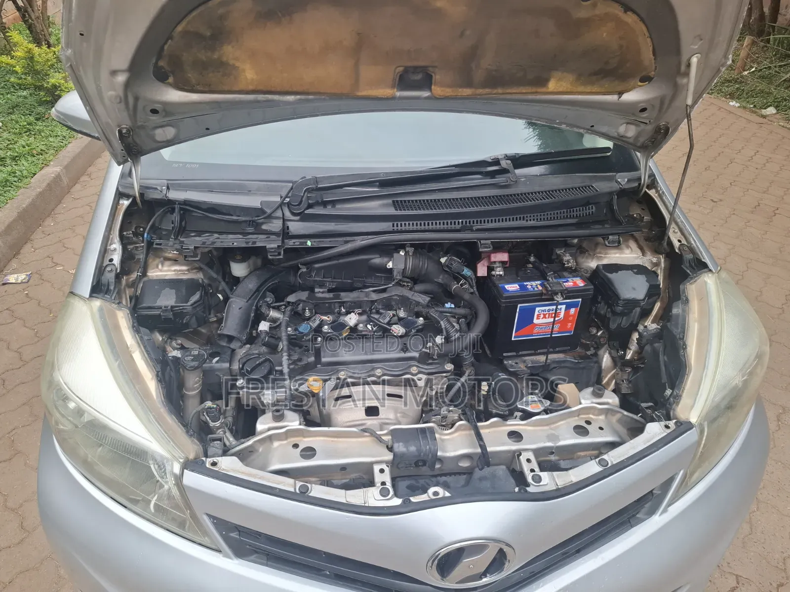 Toyota Vitz 2012 Silver