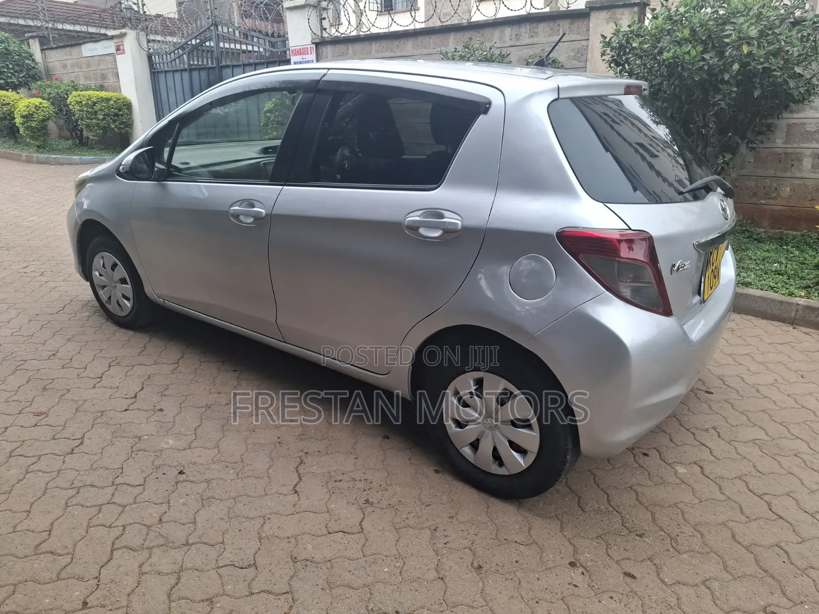 Toyota Vitz 2012 Silver