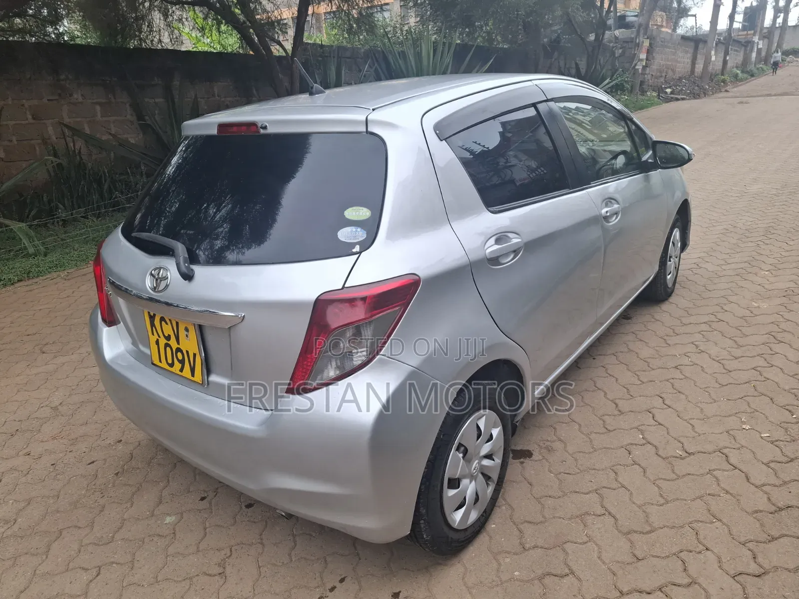 Toyota Vitz 2012 Silver