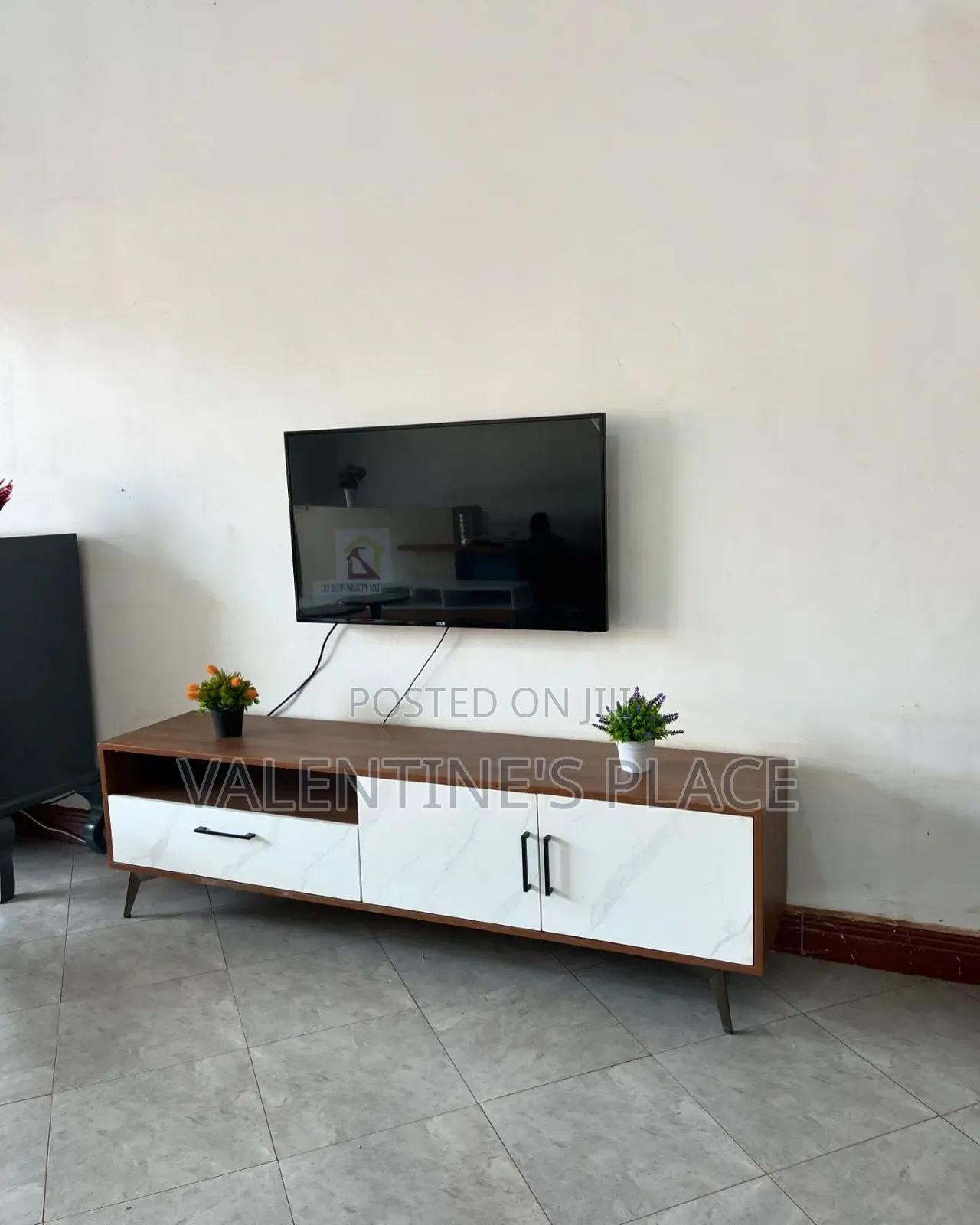 5FT Wooden TV Stand – Modern Design With Storage