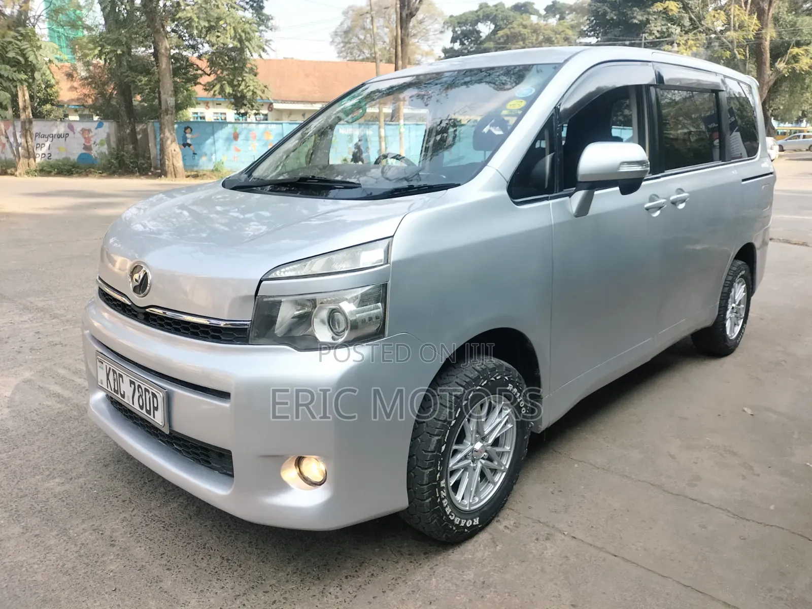 Toyota Voxy 2013 Silver
