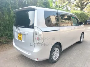 Toyota Voxy 2013 Silver