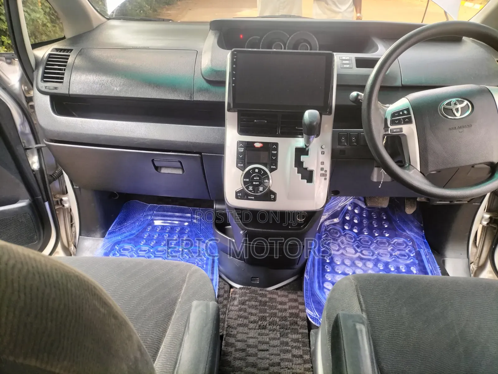 Toyota Voxy 2013 Silver