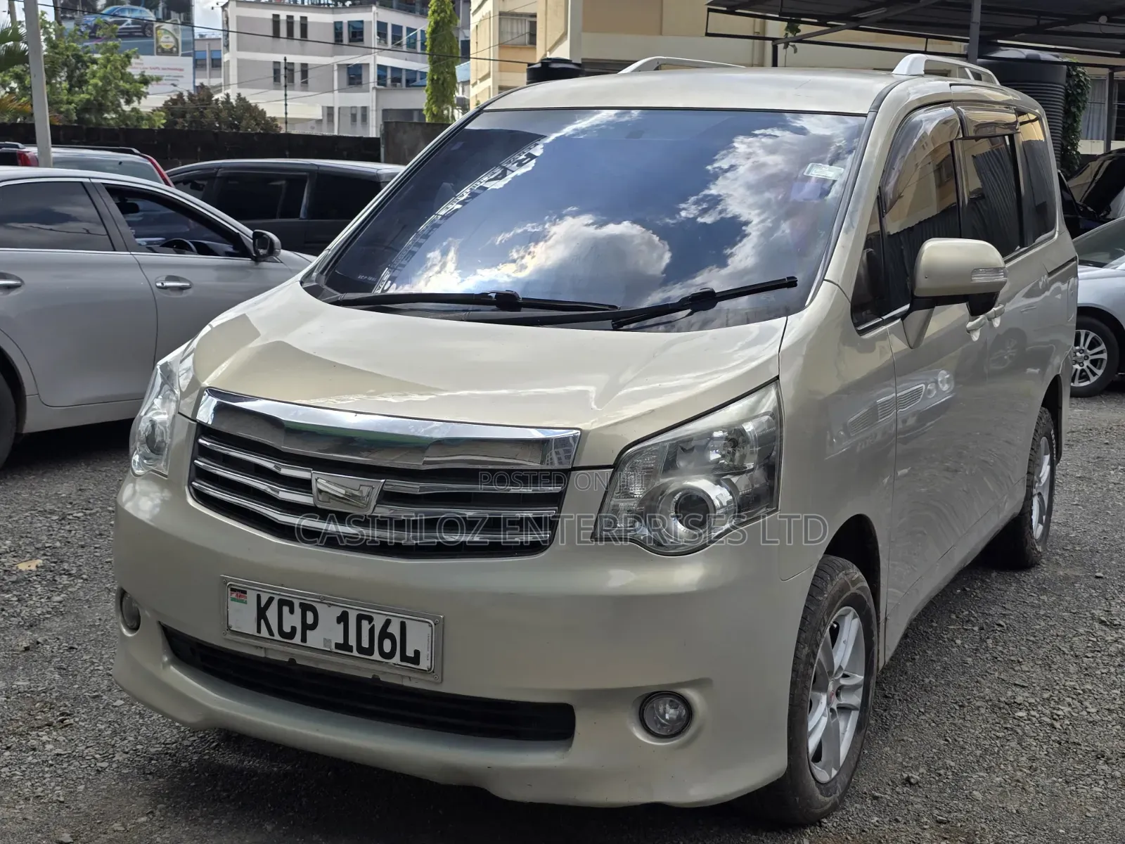 Toyota Noah 2011 Gold