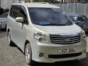 Toyota Noah 2011 Gold