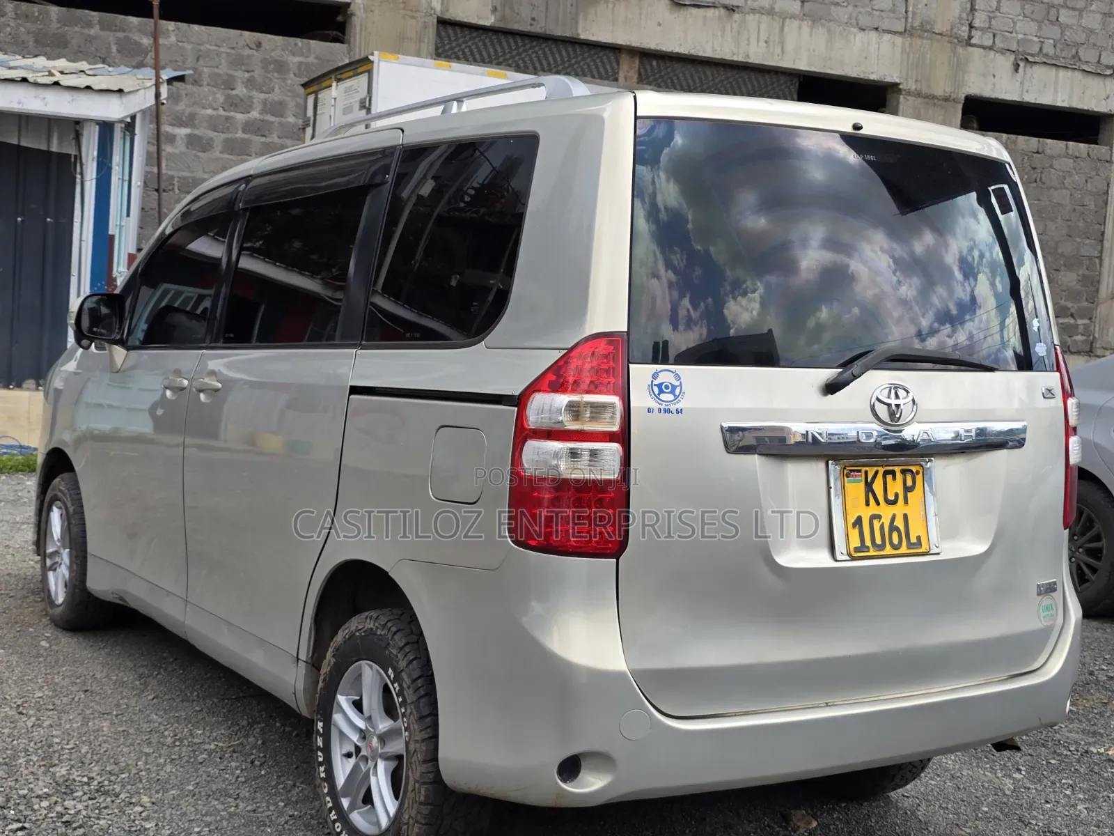 Toyota Noah 2011 Gold