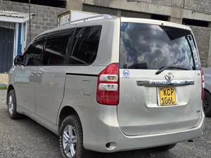 Toyota Noah 2011 Gold