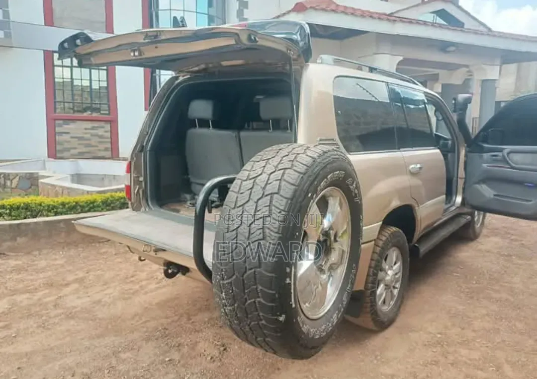 Toyota Land Cruiser 2000 Gold