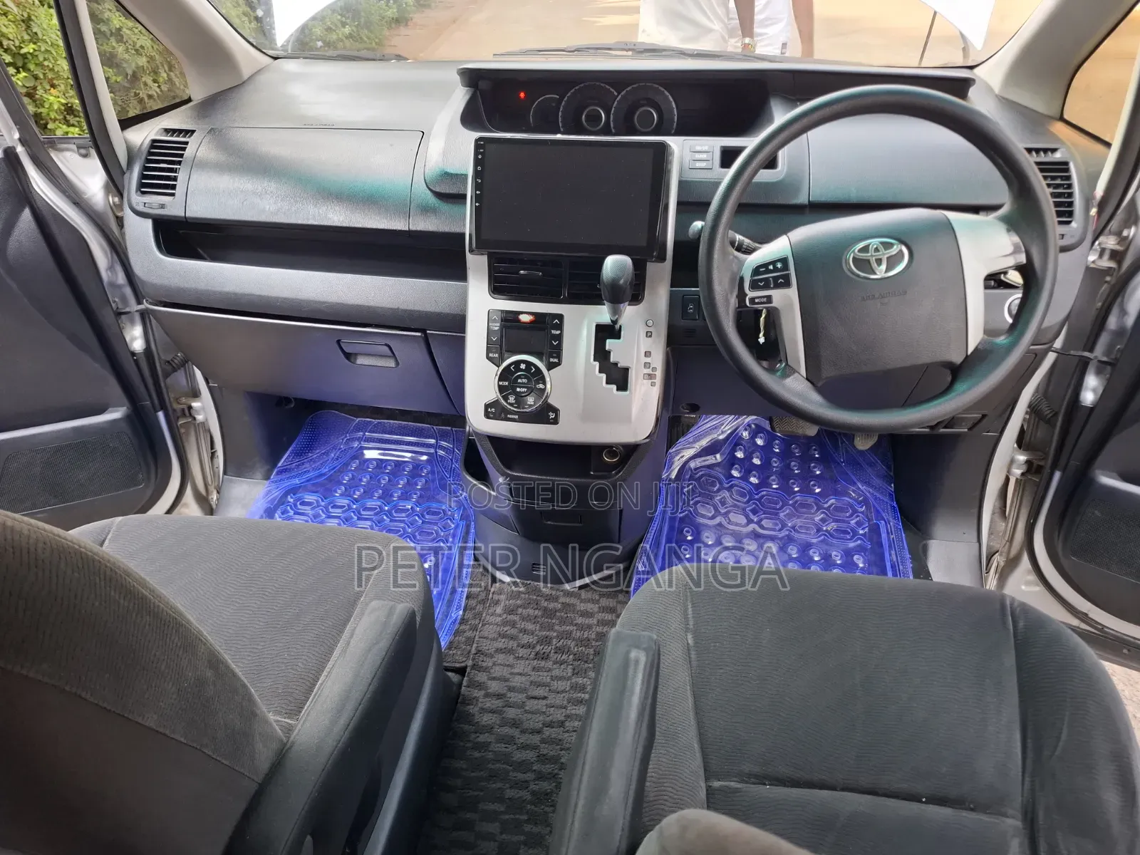 Toyota Voxy 2013 Silver