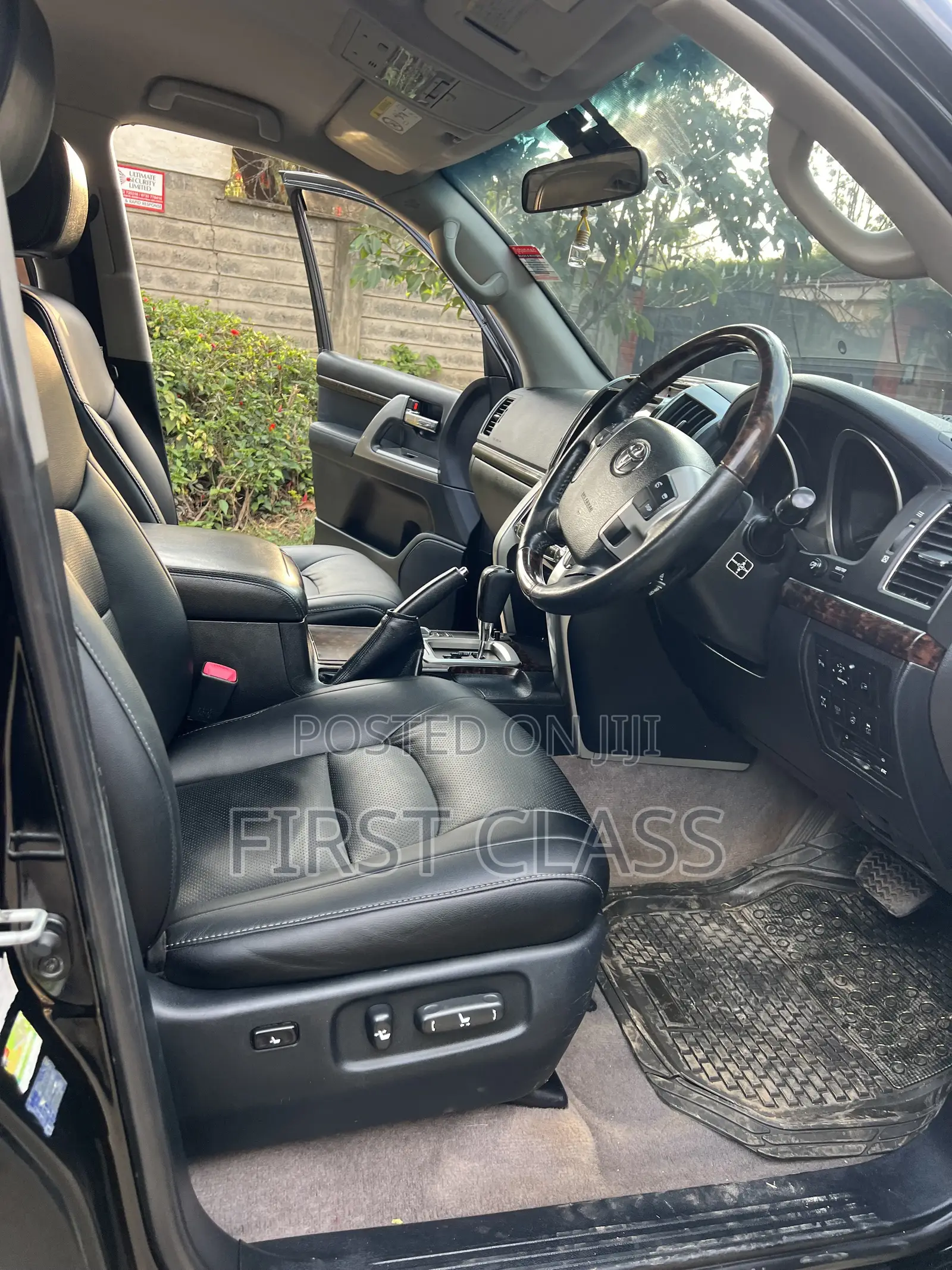 Toyota Land Cruiser 4.6 V8 AX 2014 Black