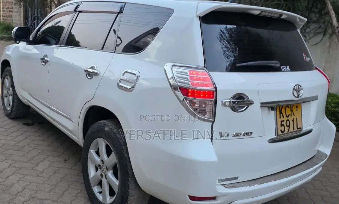 Toyota Vanguard 2010 White