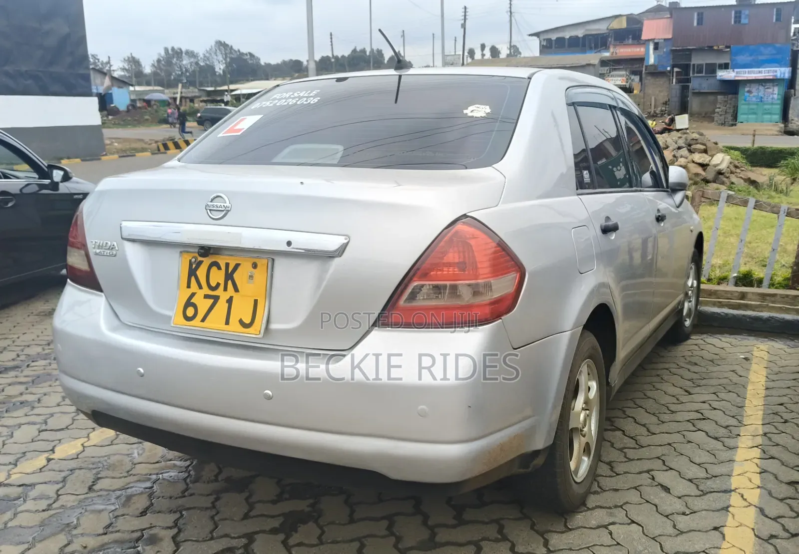 Nissan Tiida 2010 Silver