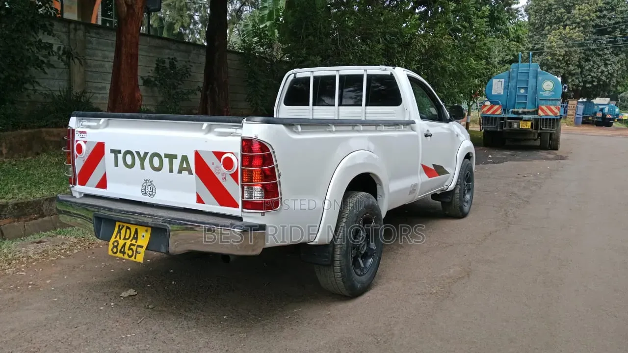 Toyota Hilux 2013 Pearl
