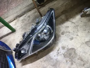Crown Majesta 2013 Headlights