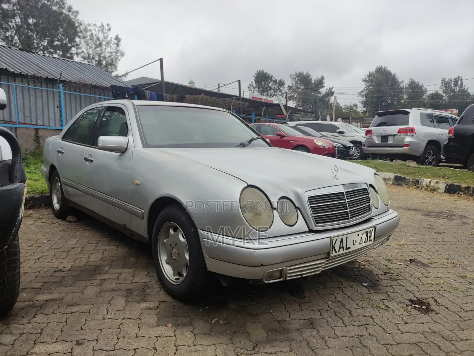 Mercedes-Benz E200 1993 Silver