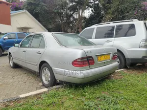 Mercedes-Benz E200 1993 Silver