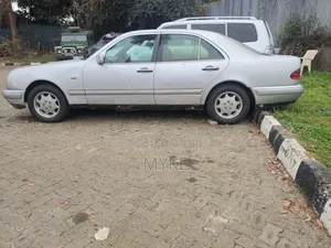 Mercedes-Benz E200 1993 Silver