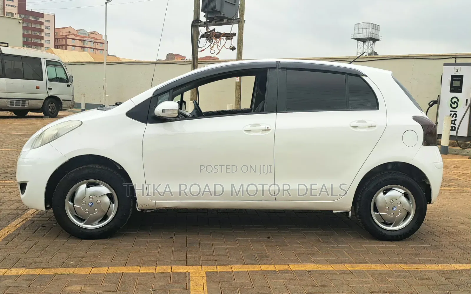 Toyota Vitz 2010 White