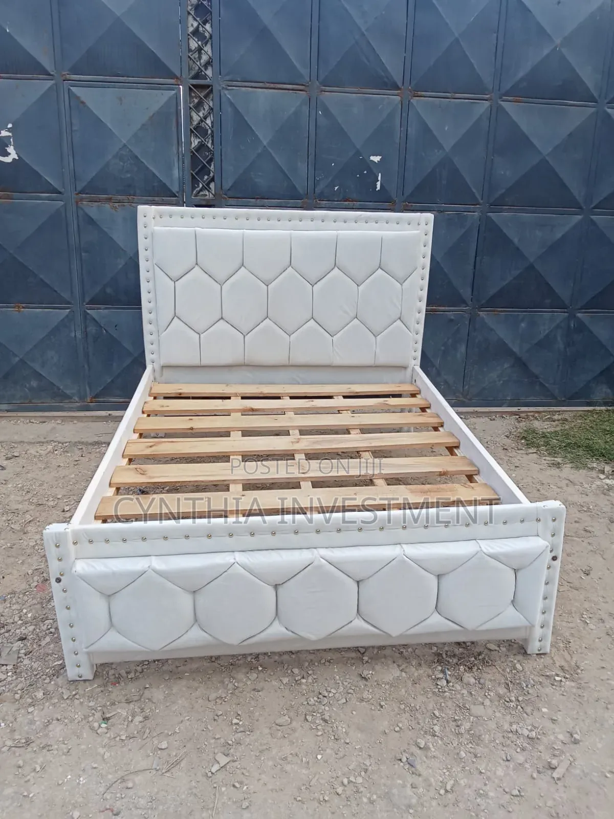 White Morket Bed