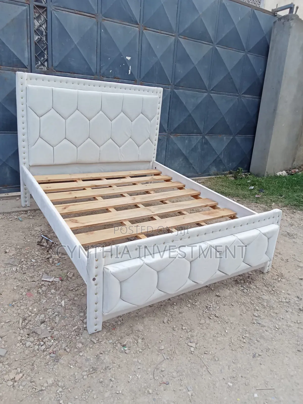 White Morket Bed