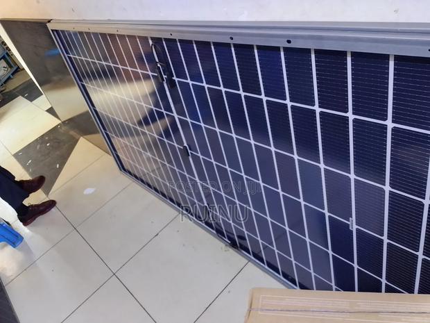 Monocrystalline Solar Panels With a Silver Aluminum Frame