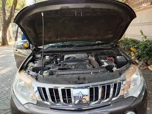 Mitsubishi L200 2016 Gray