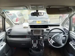 Toyota Voxy 2009 Silver