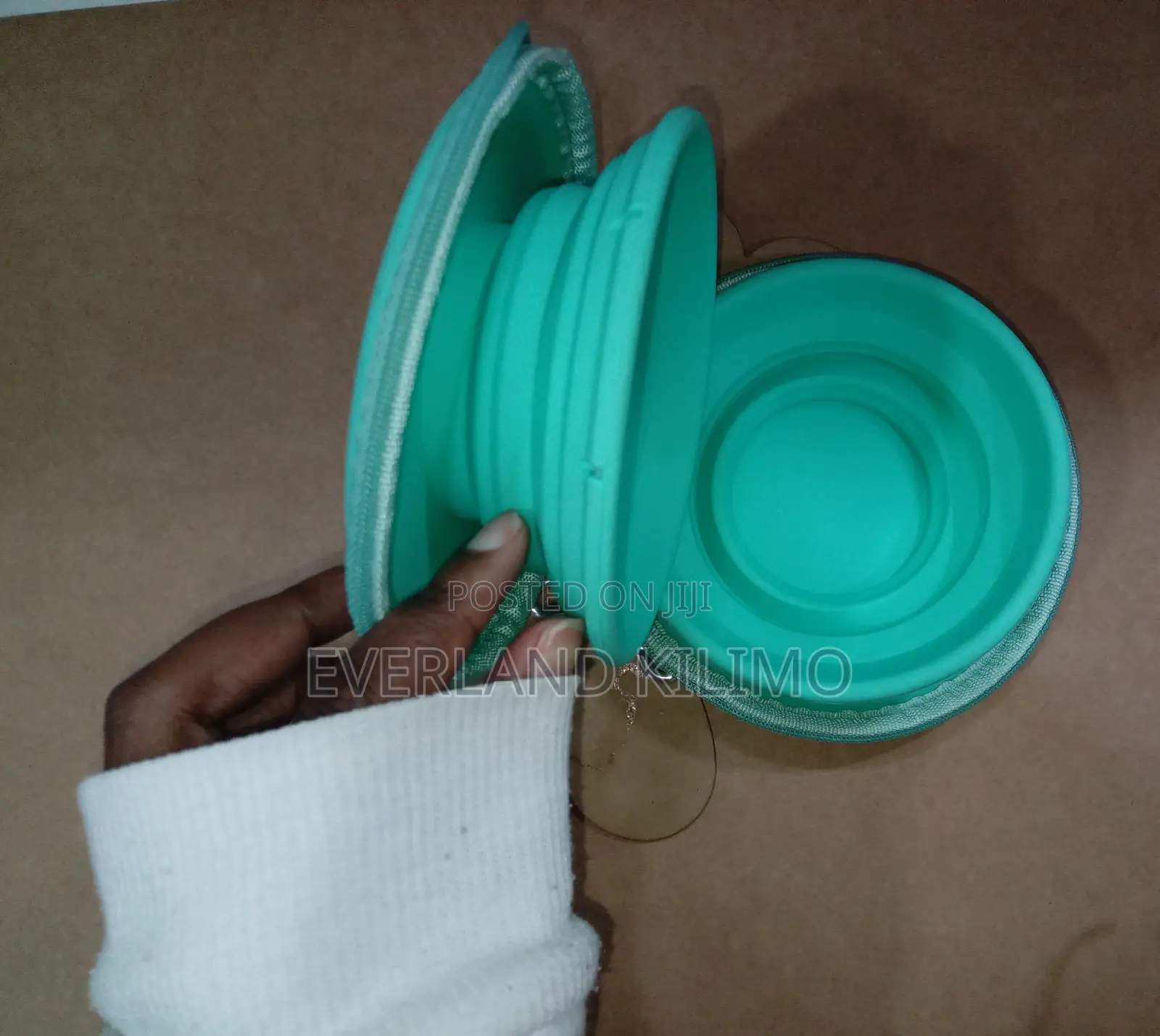 Silicone Two Foldable Bowls With a Zip for Cats