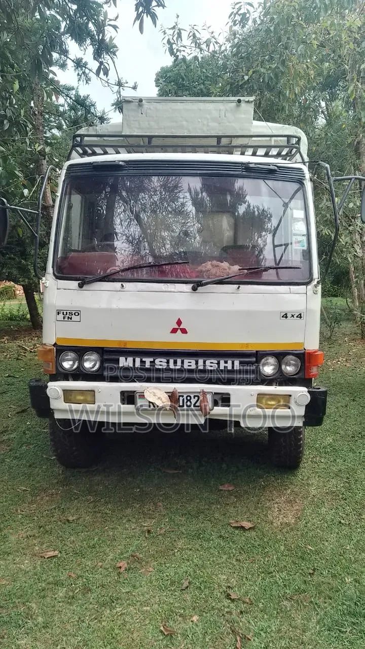 Mitsubishi 10 Wheeler Kichwa Ng'ombe