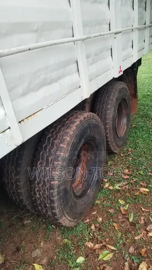 Mitsubishi 10 Wheeler Kichwa Ng'ombe