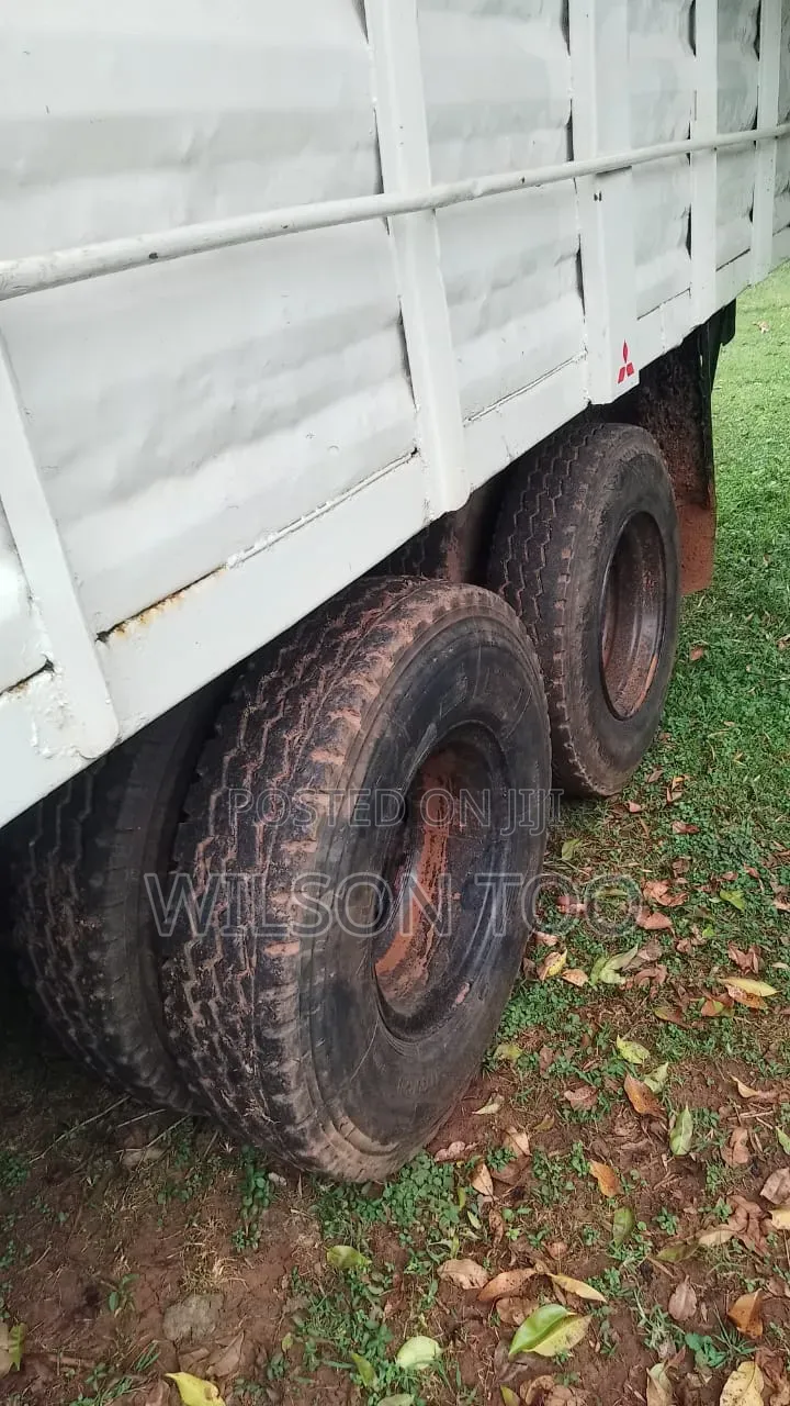 Mitsubishi 10 Wheeler Kichwa Ng'ombe