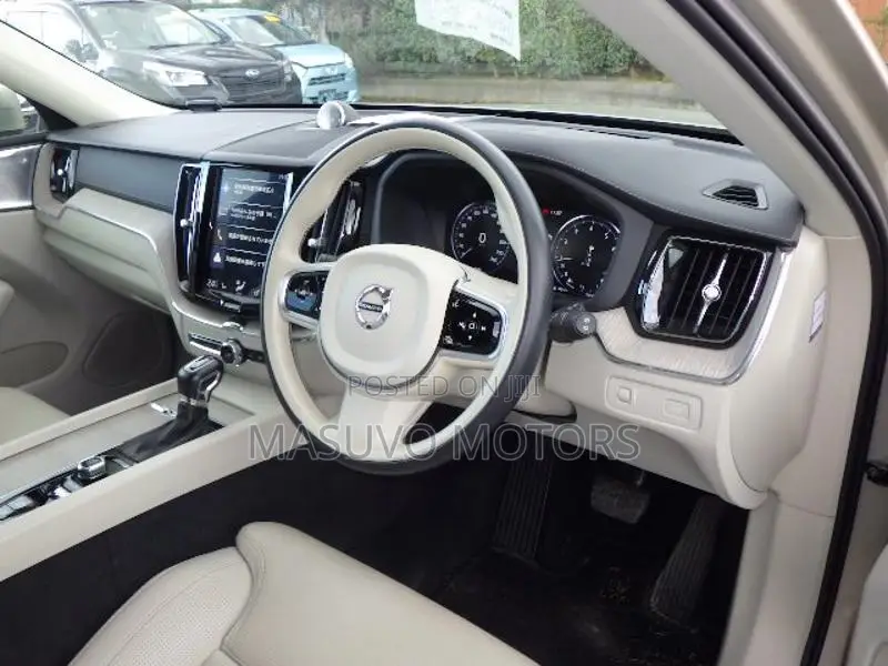 Volvo XC60 T5 Inscription AWD 2019 Gold