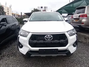 Toyota Hilux 2025 White