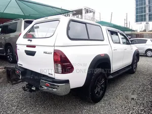 Toyota Hilux 2025 White