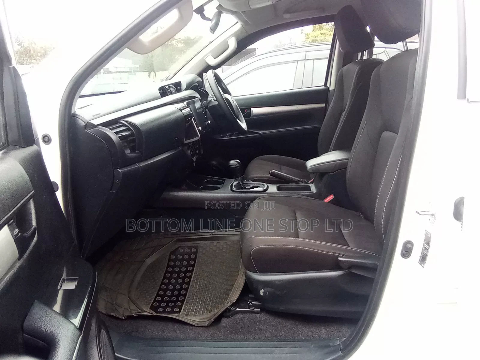 Toyota Hilux 2025 White