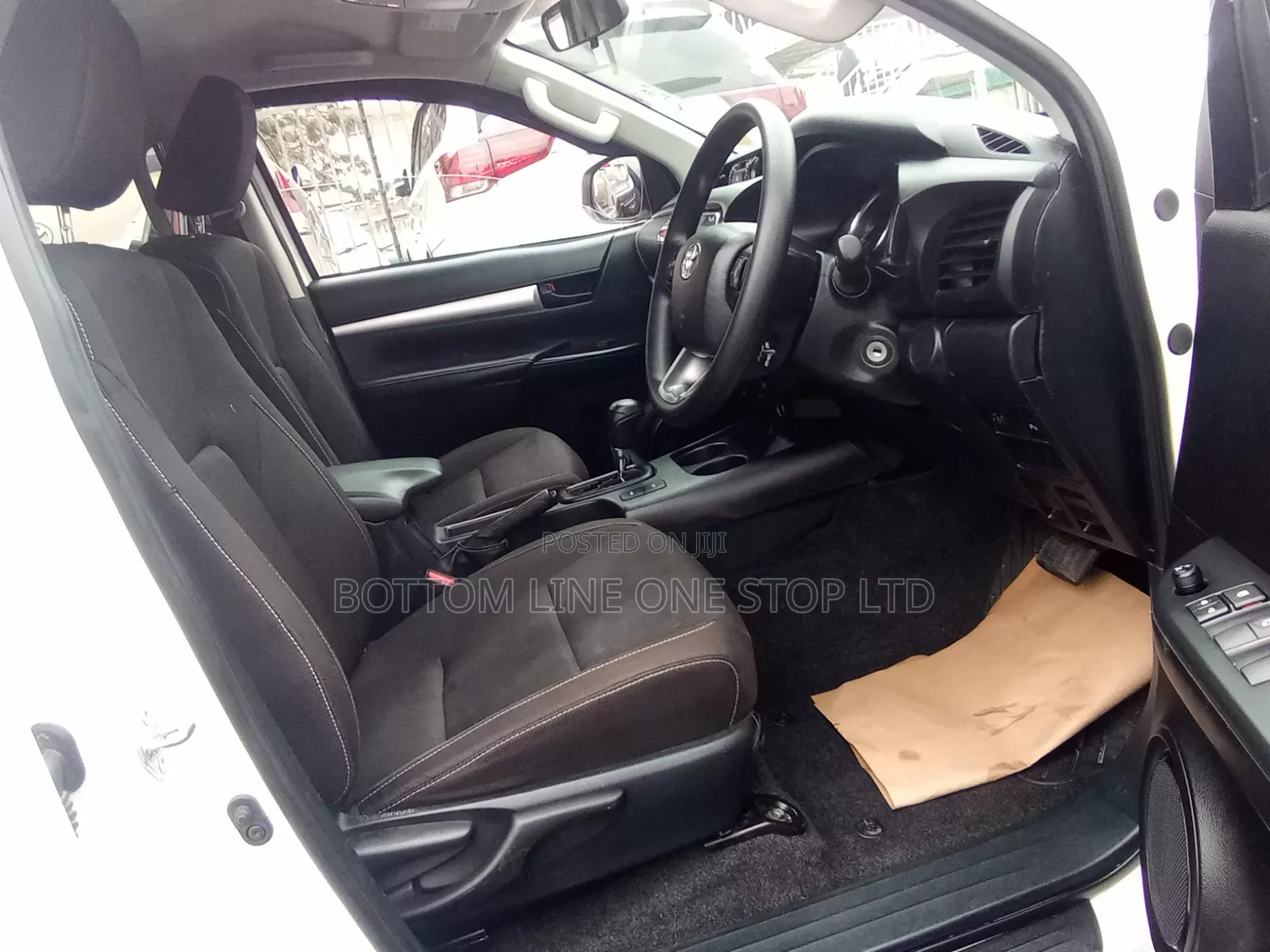 Toyota Hilux 2025 White