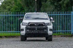Toyota Hilux 2023 Pearl