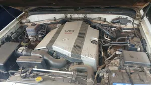 Toyota Land Cruiser 2000 White