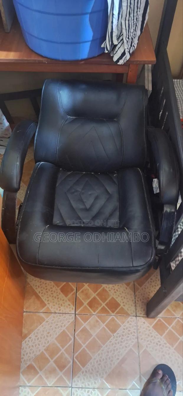 Barber Shop Seat - thumbnail 2