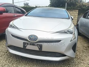 Toyota Prius 4dr Hatchback (1.8L 4cyl gas/electric hybrid CVT) 2016