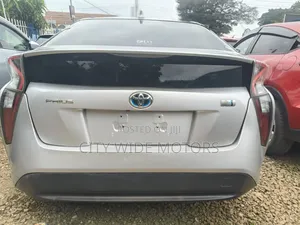 Toyota Prius 4dr Hatchback (1.8L 4cyl gas/electric hybrid CVT) 2016