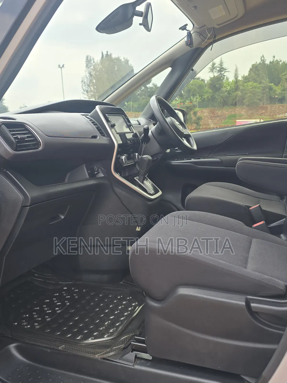 Nissan Serena 2017 Silver
