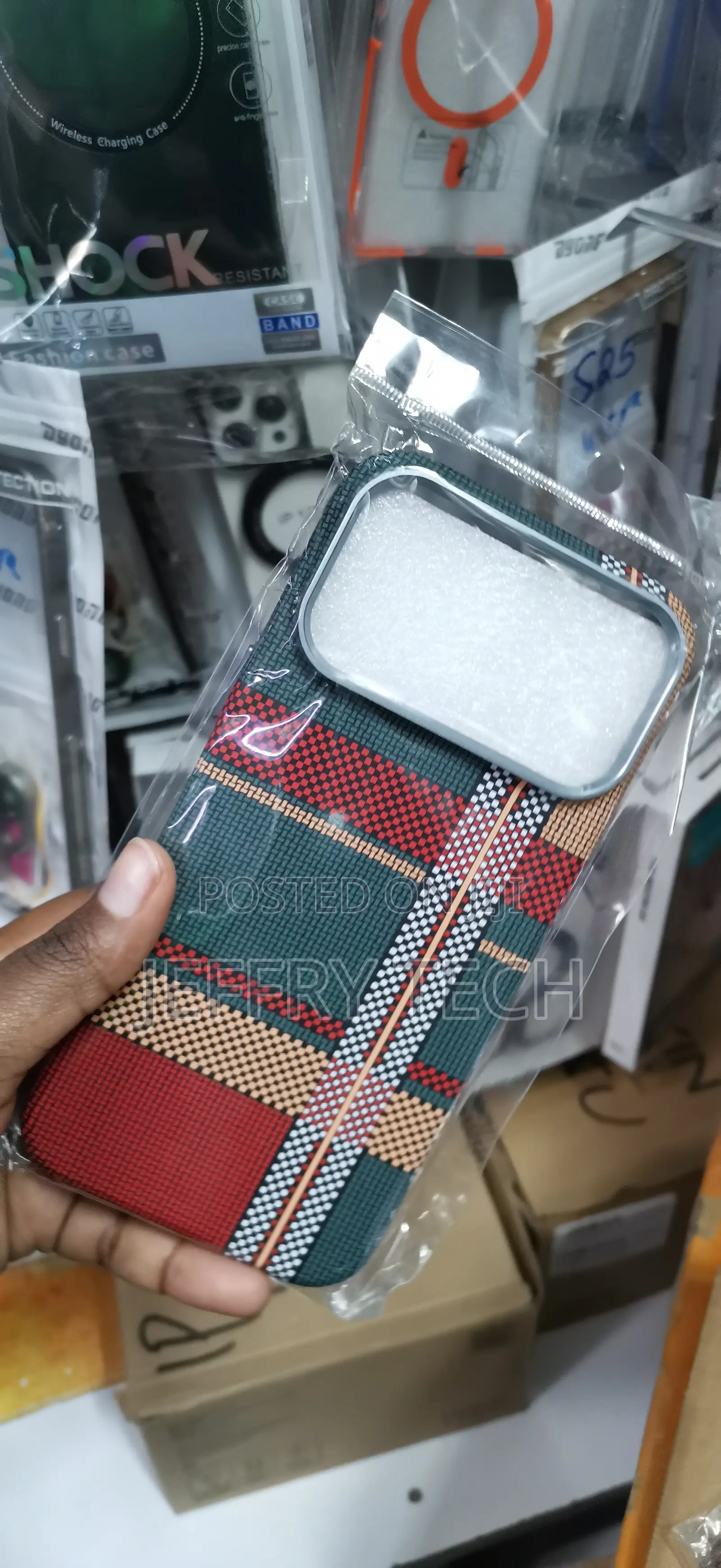 Case for the iPhone 17 Pro Max Featuring a Tri-Color Tartan Pattern