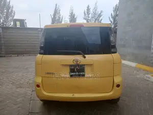 Toyota Sienta 2015 Yellow