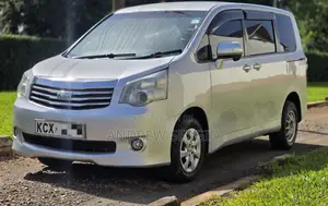 Toyota Noah 2012 Silver
