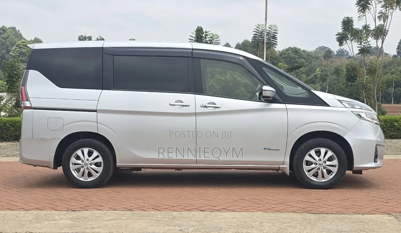 Nissan Serena 2017 Silver