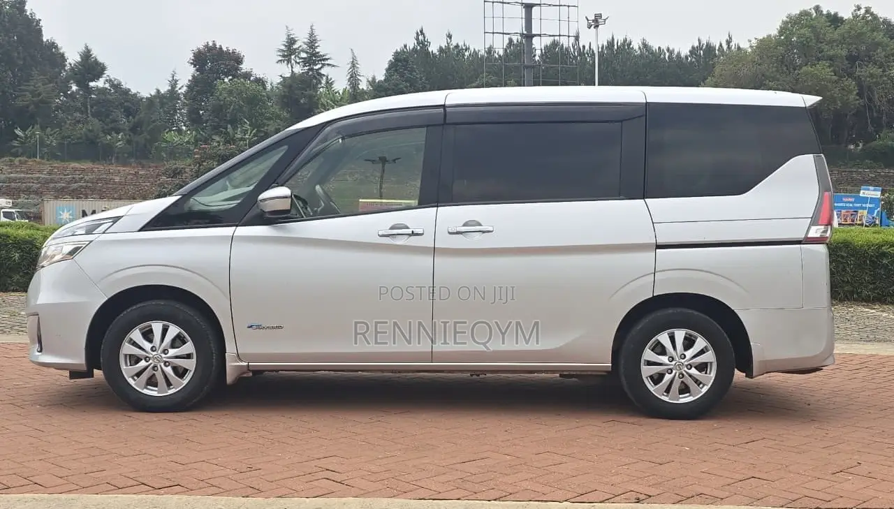 Nissan Serena 2017 Silver