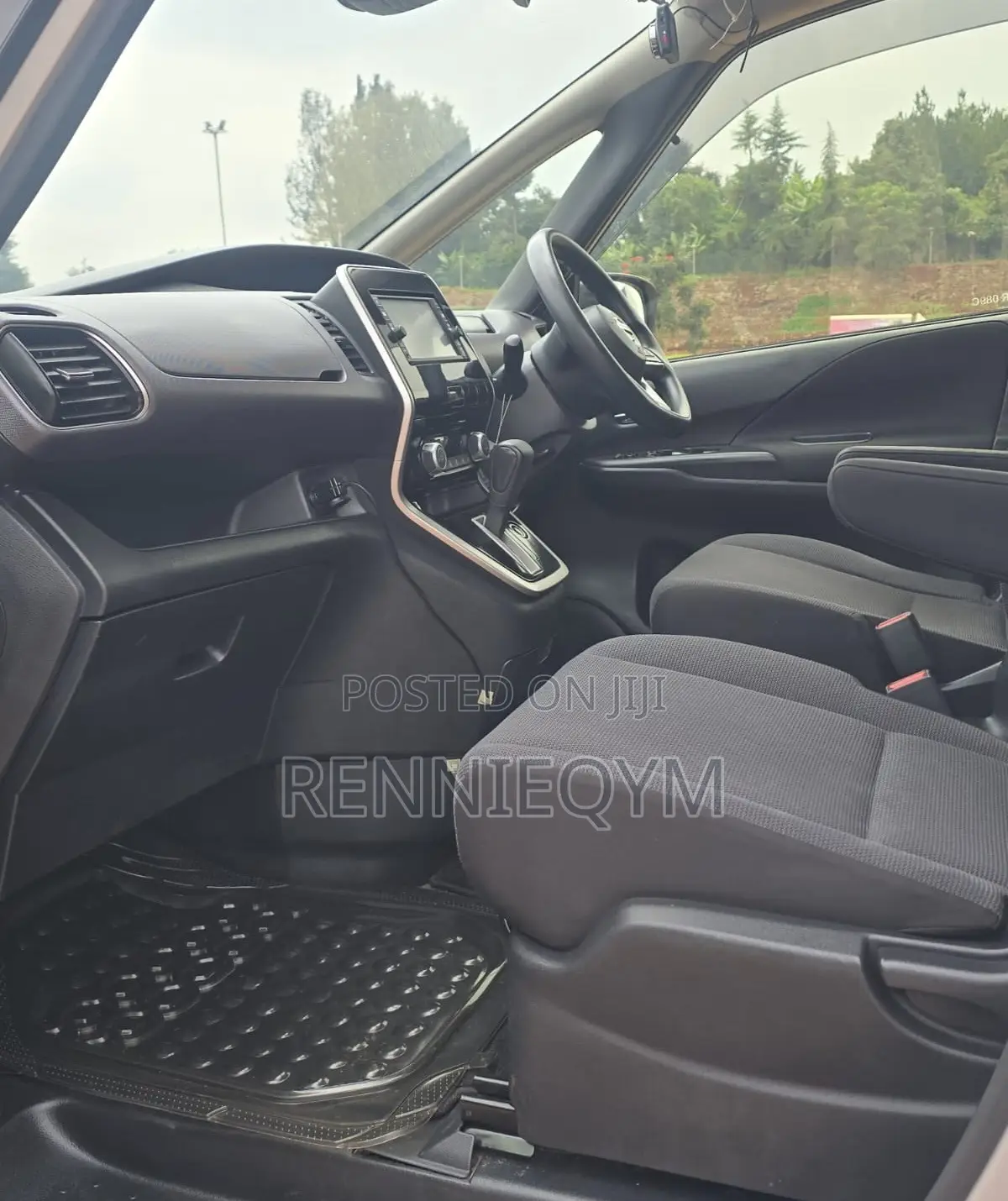 Nissan Serena 2017 Silver