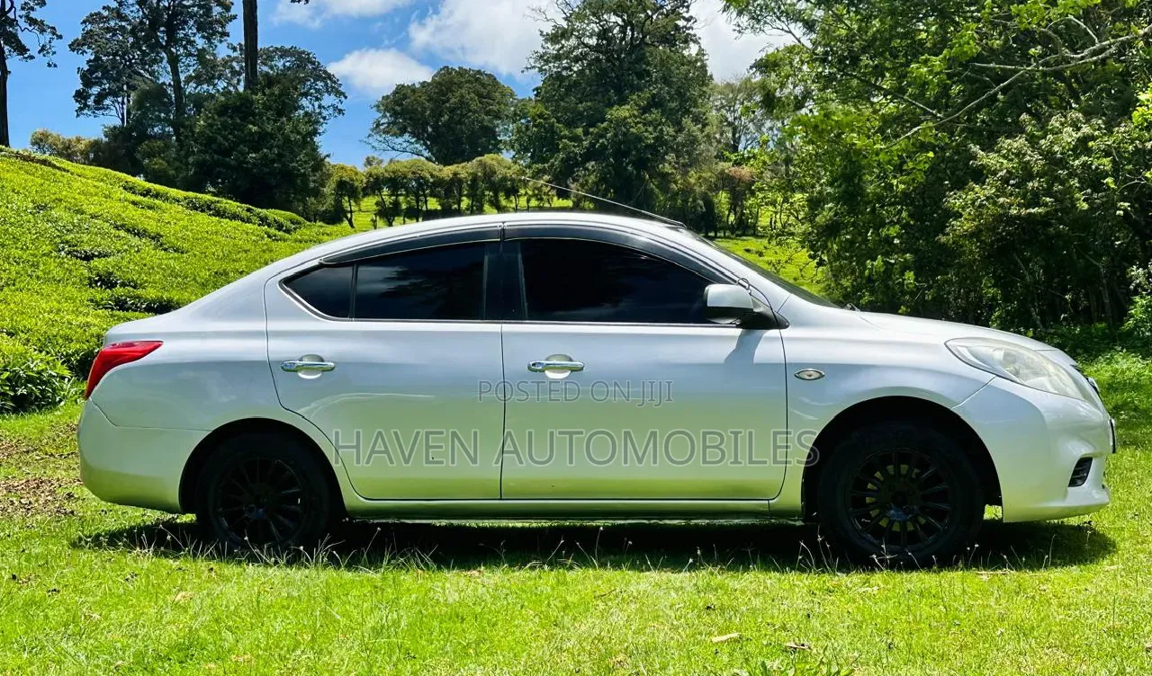 Nissan Tiida 2013 Silver
